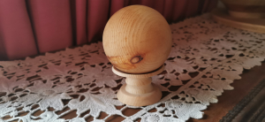 Zirbenholz Kugel mit Zirbenholz halter